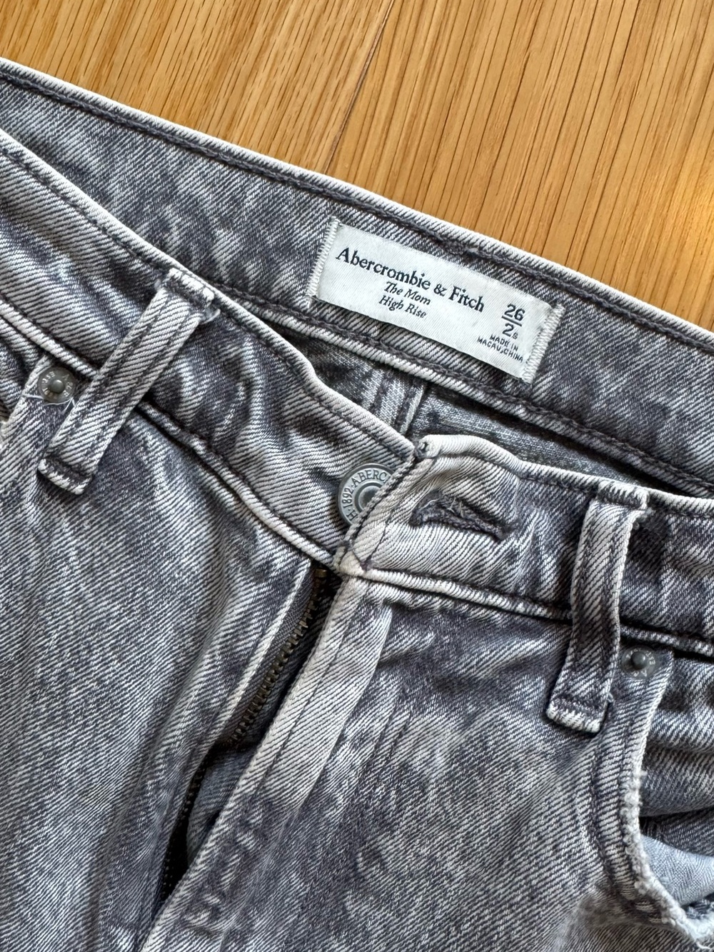 Abercrombie & Fitch High-Rise Jeans — Light Gray Wash